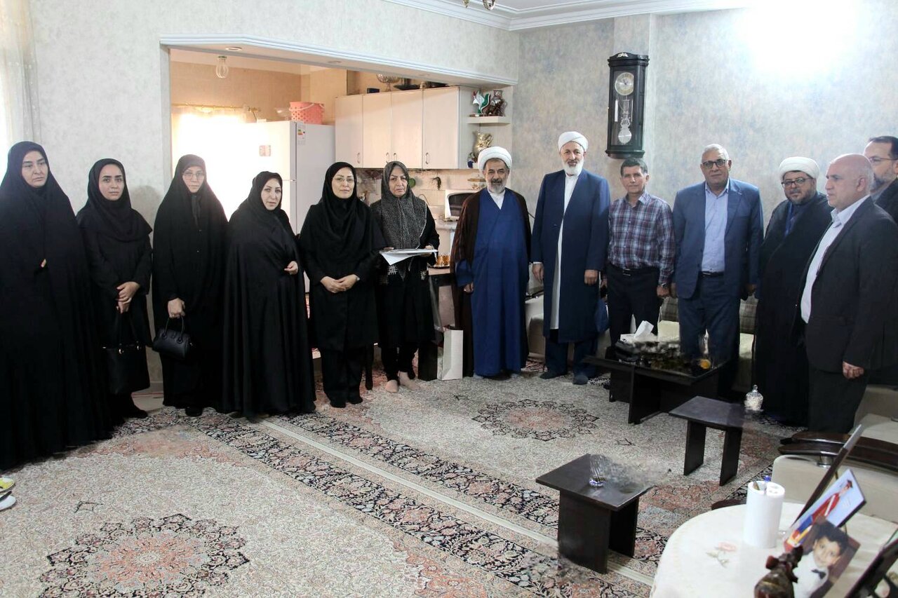 مدیرکل کتابخانههای عمومی گلستان با مادر شهید نادر ستوده در گنبدکاووس دیدار کرد