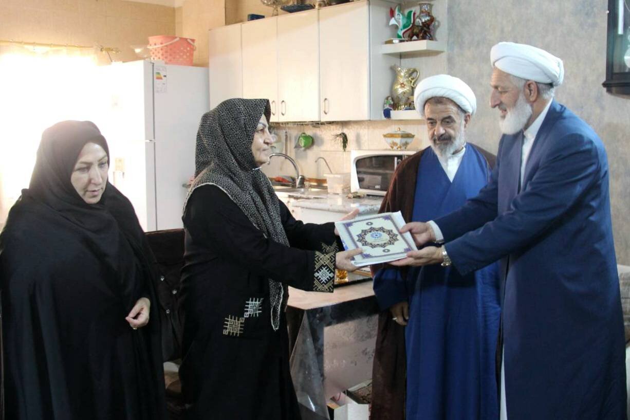 مدیرکل کتابخانه‌های عمومی گلستان با مادر شهید نادر ستوده در گنبدکاووس دیدار کرد