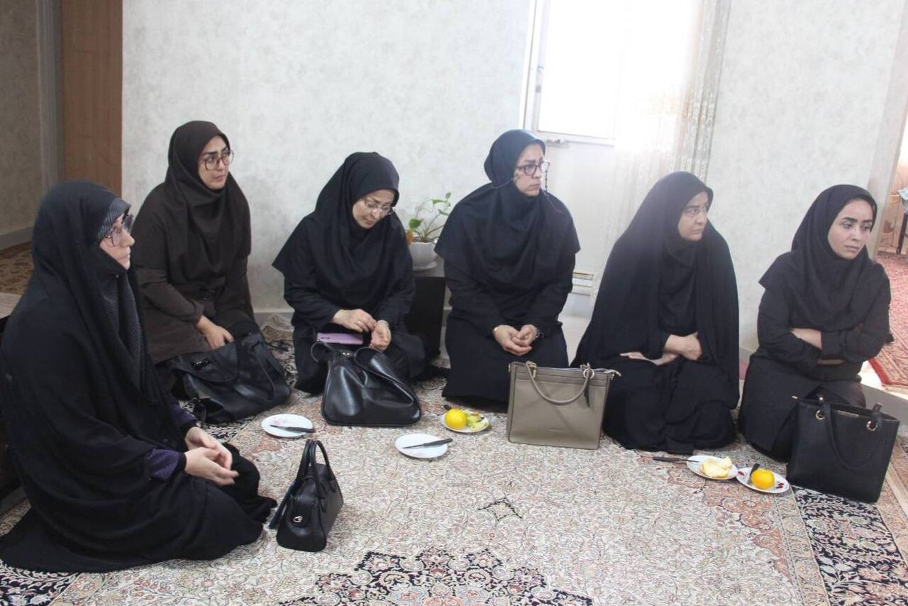 مدیرکل کتابخانه‌های عمومی گلستان با مادر شهید نادر ستوده در گنبدکاووس دیدار کرد