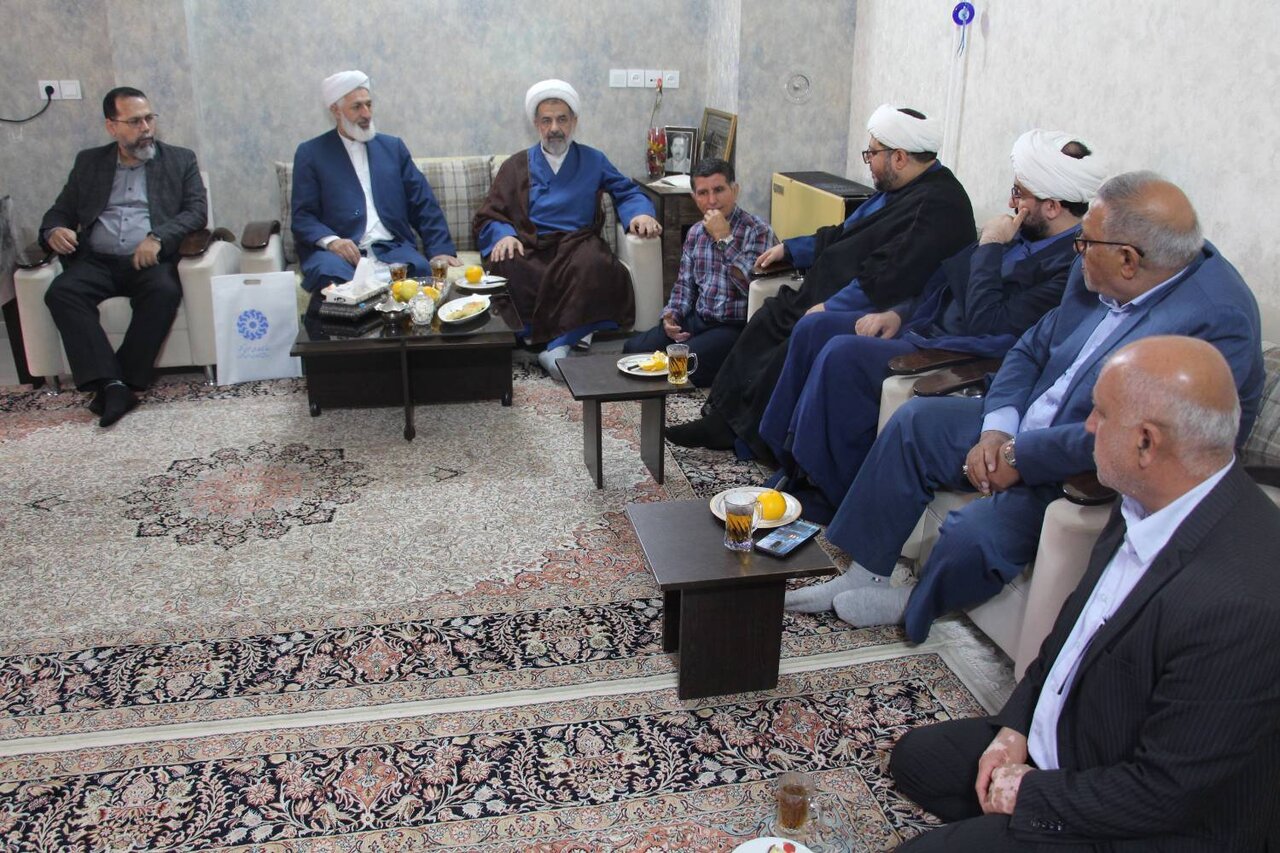 مدیرکل کتابخانه‌های عمومی گلستان با مادر شهید نادر ستوده در گنبدکاووس دیدار کرد