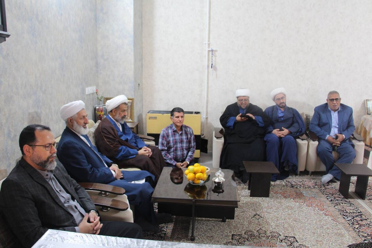 مدیرکل کتابخانه‌های عمومی گلستان با مادر شهید نادر ستوده در گنبدکاووس دیدار کرد