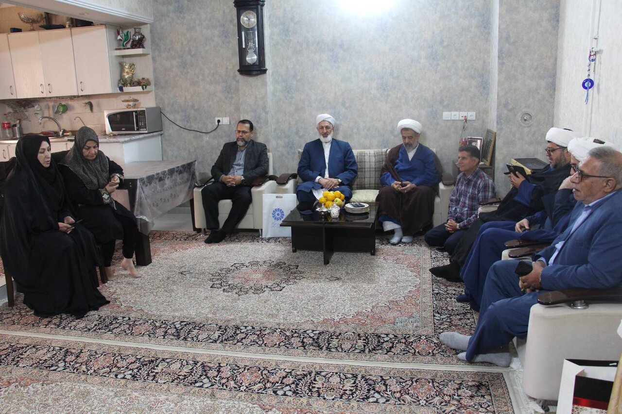 مدیرکل کتابخانه‌های عمومی گلستان با مادر شهید نادر ستوده در گنبدکاووس دیدار کرد