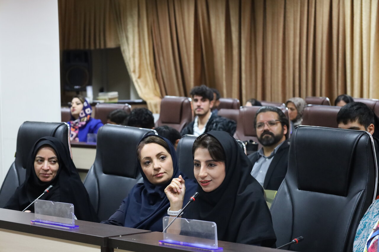 محفل شعرخوانی «چکامه کتاب» در کتابخانه مرکزی ارومیه برگزار شد