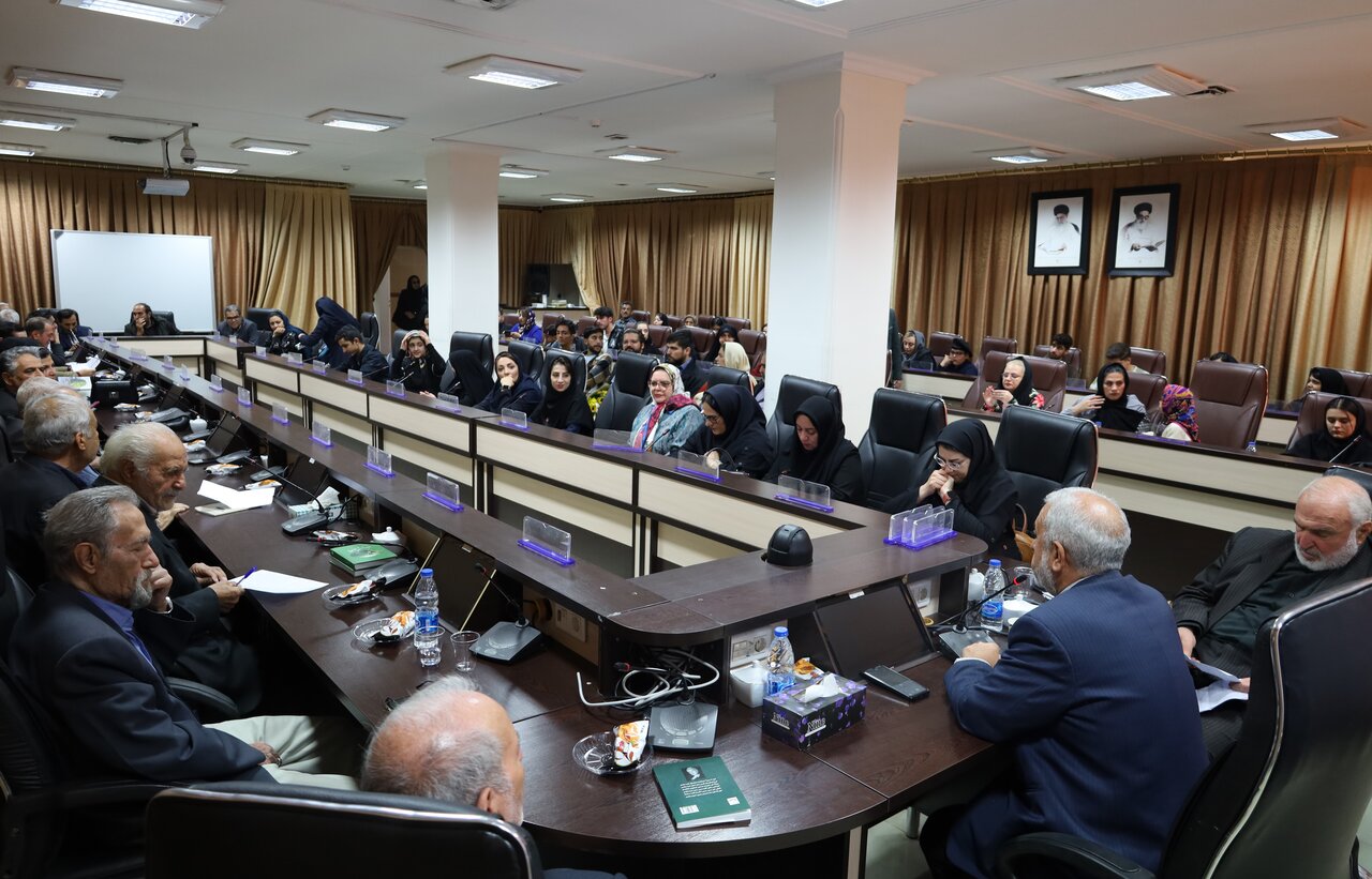 محفل شعرخوانی «چکامه کتاب» در کتابخانه مرکزی ارومیه برگزار شد