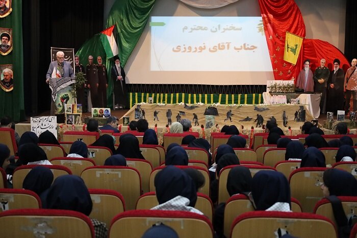 آیین اختتامیه جشنواره استانی شعر «واژه‌واژه مقاومت» در سلماس برگزار شد