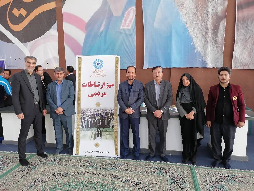 برپایی میز ارتباطات مردمی اداره‌کل کتابخانه‌های عمومی استان در محل مصلی نماز جمعه کرمان