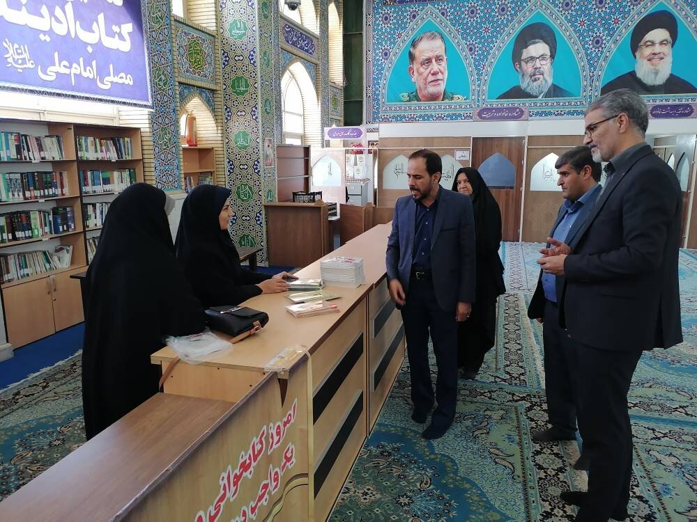 برپایی میز ارتباطات مردمی اداره‌کل کتابخانه‌های عمومی استان در محل مصلی نماز جمعه کرمان