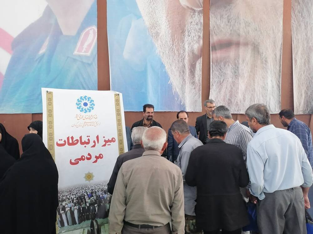 برپایی میز ارتباطات مردمی اداره‌کل کتابخانه‌های عمومی استان در محل مصلی نماز جمعه کرمان