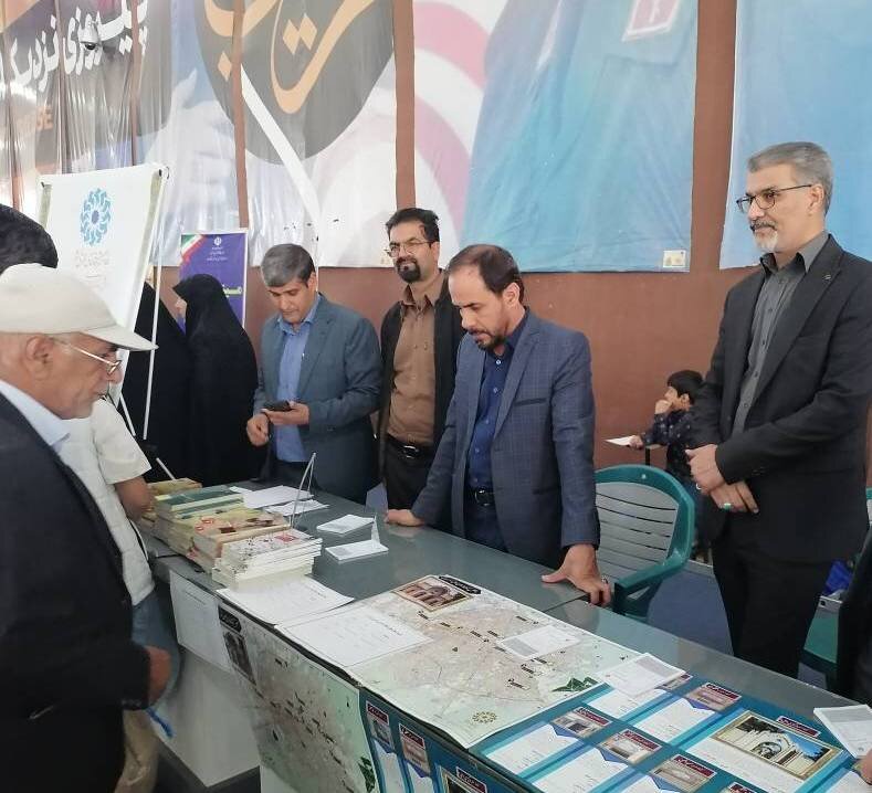برپایی میز ارتباطات مردمی اداره‌کل کتابخانه‌های عمومی استان در محل مصلی نماز جمعه کرمان