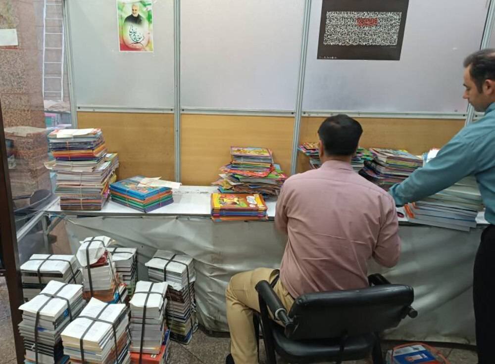 کتابخانه‌های عمومی لرستان با اهدای بیش از ۳۷۰۰ نسخه کتاب غنی‌تر شد