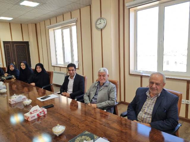 اهدای یک دستگاه مینیبوس از سوی فرمانداری برای راهاندازی اولین کتابخانه سیار در میامی