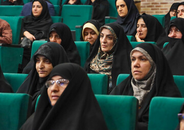 آیین رونمایی از کتاب «همسفر آتش و برف» نوشته فرهاد خضری در یزد برگزار شد