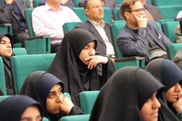 آیین رونمایی از کتاب «همسفر آتش و برف» نوشته فرهاد خضری در یزد برگزار شد