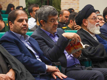آیین رونمایی از کتاب «همسفر آتش و برف» نوشته فرهاد خضری در یزد برگزار شد