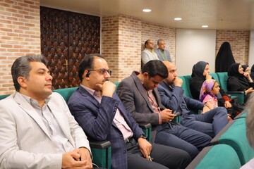 آیین رونمایی از کتاب «همسفر آتش و برف» نوشته فرهاد خضری در یزد برگزار شد