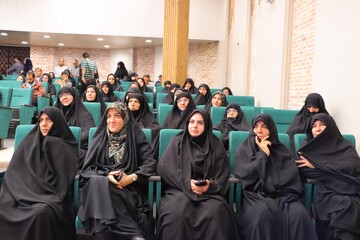 آیین رونمایی از کتاب «همسفر آتش و برف» نوشته فرهاد خضری در یزد برگزار شد