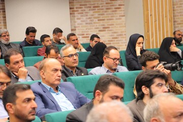 آیین رونمایی از کتاب «همسفر آتش و برف» نوشته فرهاد خضری در یزد برگزار شد