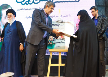 آیین رونمایی از کتاب «همسفر آتش و برف» نوشته فرهاد خضری در یزد برگزار شد