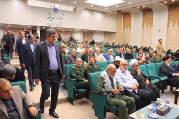 آیین رونمایی از کتاب «همسفر آتش و برف» نوشته فرهاد خضری در یزد برگزار شد