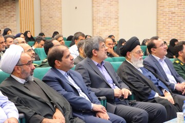 آیین رونمایی از کتاب «همسفر آتش و برف» نوشته فرهاد خضری در یزد برگزار شد