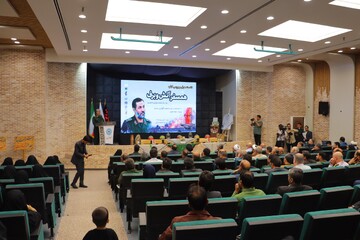 آیین رونمایی از کتاب «همسفر آتش و برف» نوشته فرهاد خضری در یزد برگزار شد