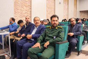 آیین رونمایی از کتاب «همسفر آتش و برف» نوشته فرهاد خضری در یزد برگزار شد