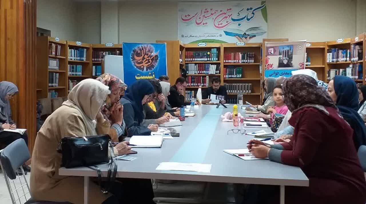 کتابداران استان مرکزی به استقبال هفته کتاب رفتند