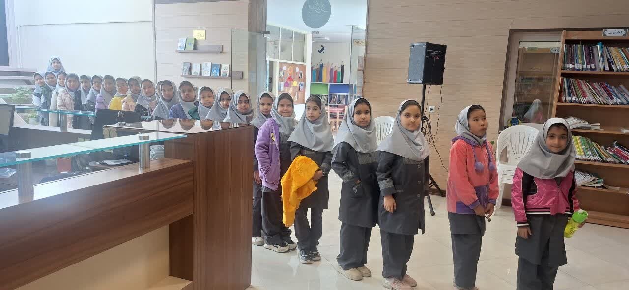 کتابداران استان مرکزی به استقبال هفته کتاب رفتند