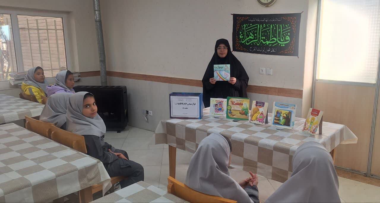 کتابداران استان مرکزی به استقبال هفته کتاب رفتند