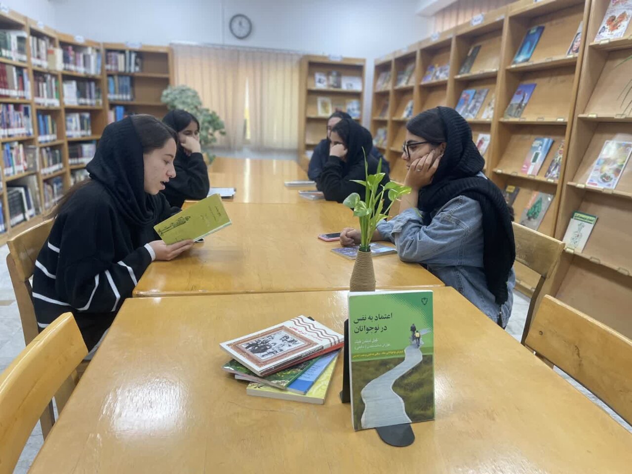 کتابداران استان مرکزی به استقبال هفته کتاب رفتند