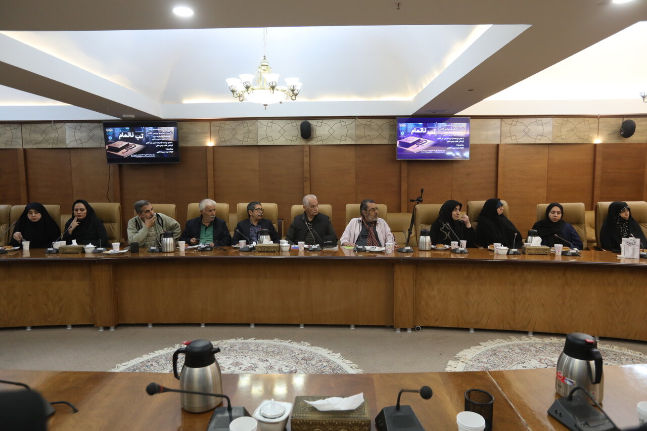 معرفی و بررسی کتاب «تب ناتمام» با حضور خانواده شهید دخانچی