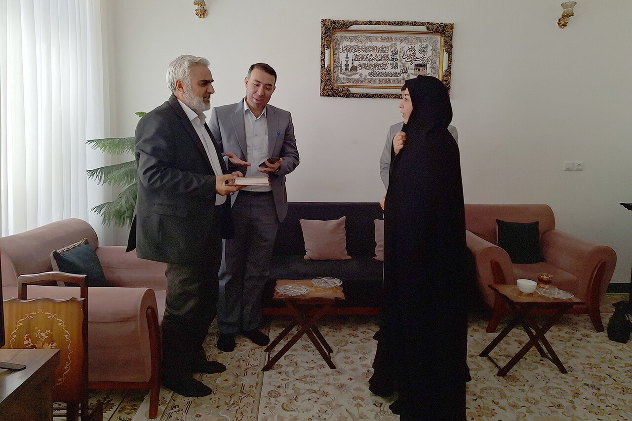 مدیرکل کتابخانه‌های عمومی استان ایلام با خانواده شهید حیات سروری دیدار کرد