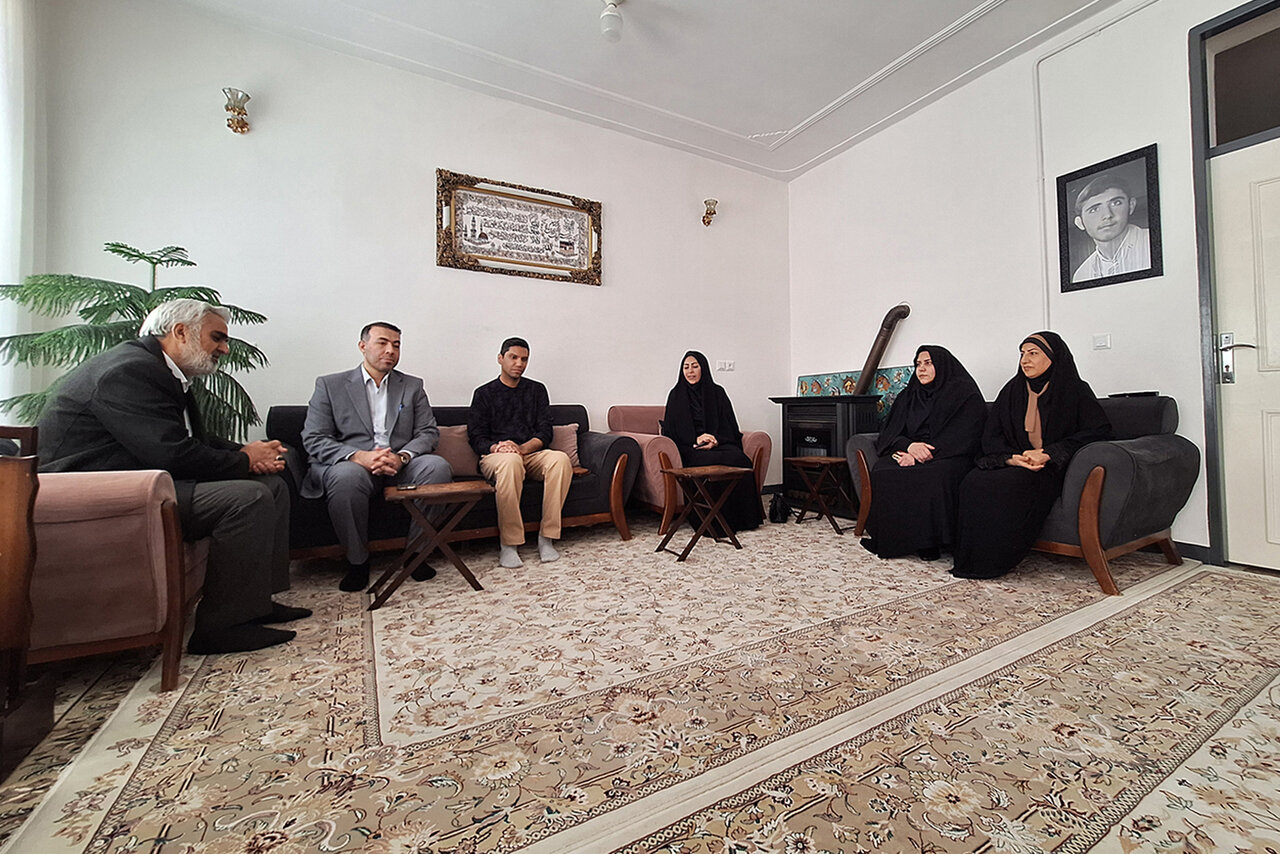 مدیرکل کتابخانههای عمومی استان ایلام با خانواده شهید حیات سروری دیدار کرد