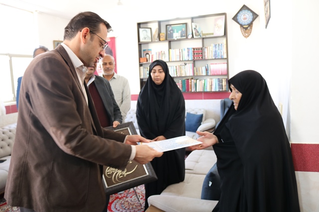 دیدار مدیرکل کتابخانههای عمومی سمنان و فرماندار دامغان با خانواده شهید والامقام حاج قدرت الله هراتیان