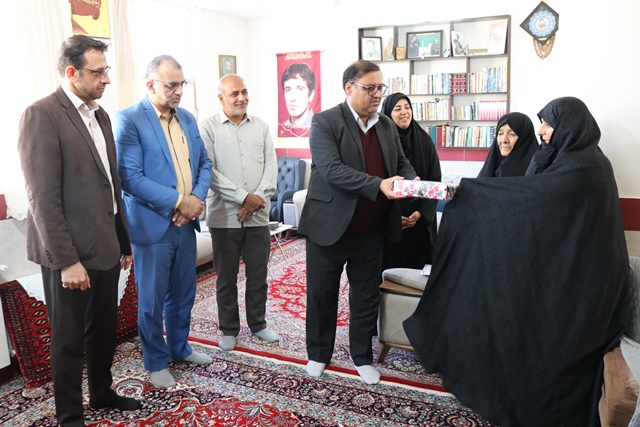 دیدار مدیرکل کتابخانه‌های عمومی سمنان و فرماندار دامغان با خانواده شهید والامقام حاج قدرت الله هراتیان