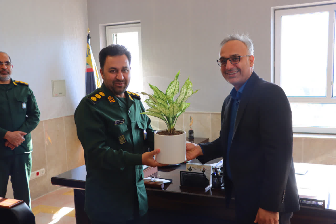 آیین رونمایی از کتاب «همسفر آتش و برف» در کتابخانه مرکزی یزد برگزار میشود