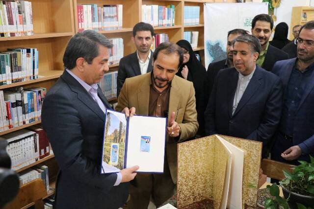 آغاز برنامه‌های هفته کتاب کتابخانه‌های عمومی کرمان با اهدای کتاب