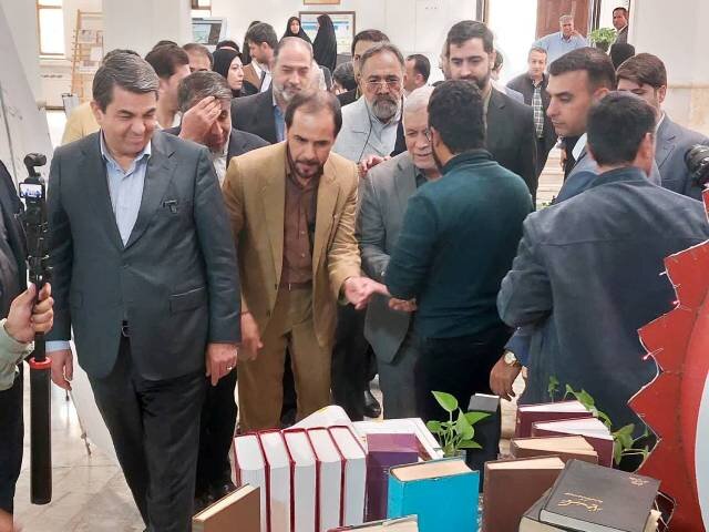 آغاز برنامههای هفته کتاب کتابخانههای عمومی کرمان با اهدای کتاب