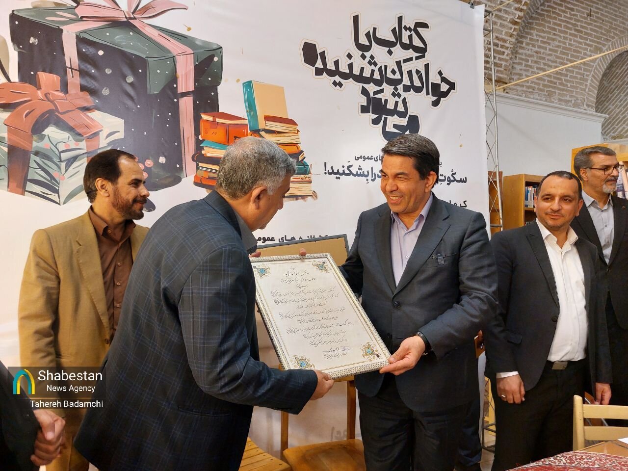 آغاز برنامه‌های هفته کتاب کتابخانه‌های عمومی کرمان با اهدای کتاب