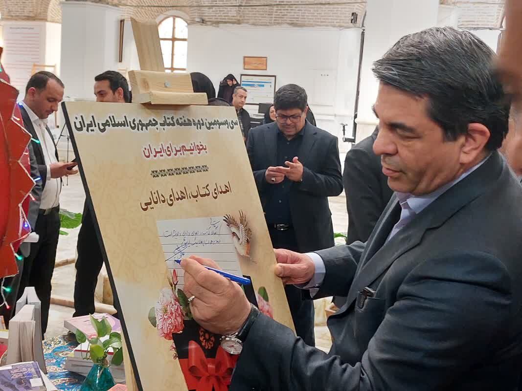 آغاز برنامه‌های هفته کتاب کتابخانه‌های عمومی کرمان با اهدای کتاب