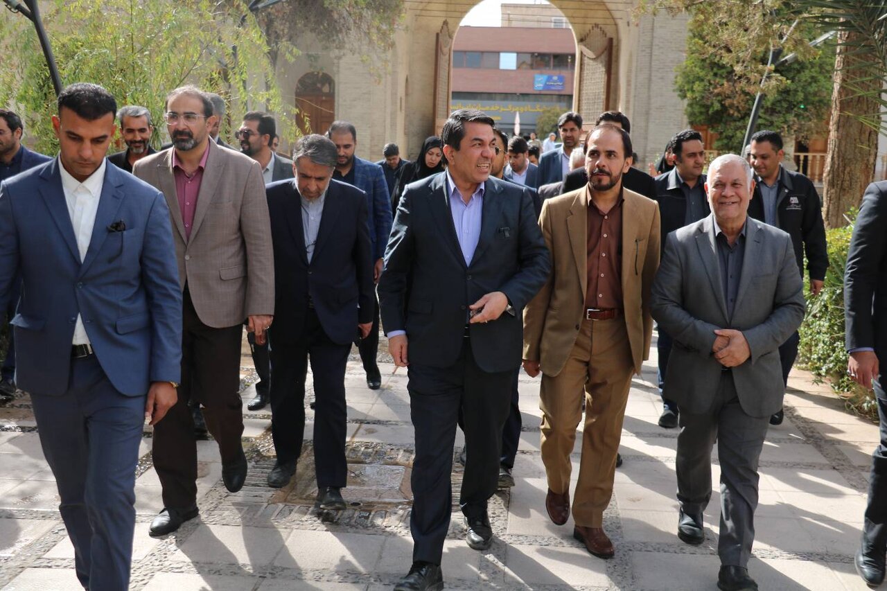 آغاز برنامههای هفته کتاب کتابخانههای عمومی کرمان با اهدای کتاب