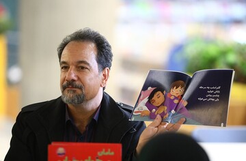 نهاد کتابخانه‌های عمومی، نهادی پویا و جریان‌ساز در مسیر فرهنگ و ادبیات است