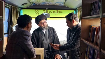 بازدید نماینده ولی فقیه دراستان و امام جمعه زنجان از غرفه فرهنگی کتابخانه های عمومی زنجان