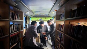 بازدید نماینده ولی فقیه دراستان و امام جمعه زنجان از غرفه فرهنگی کتابخانه های عمومی زنجان