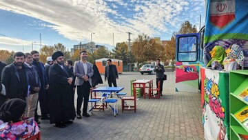 بازدید نماینده ولی فقیه دراستان و امام جمعه زنجان از غرفه فرهنگی کتابخانه های عمومی زنجان