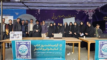 بازدید نماینده ولی فقیه دراستان و امام جمعه زنجان از غرفه فرهنگی کتابخانه های عمومی زنجان