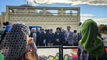 بازدید نماینده ولی فقیه دراستان و امام جمعه زنجان از غرفه فرهنگی کتابخانه های عمومی زنجان