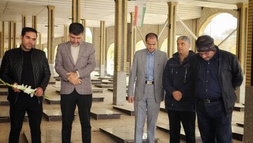 غبارروبی و عطرافشانی گلزار شهدای زنجان