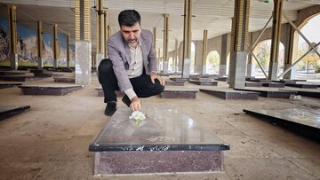 غبارروبی و عطرافشانی گلزار شهدای زنجان