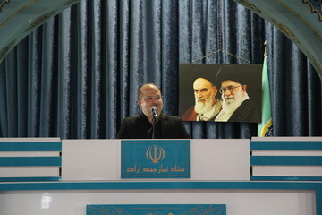 مدیرکل کتابخانه‌های عمومی استان مرکزی، پیش از خطبه‌های نماز جمعه اراک سخنرانی کرد